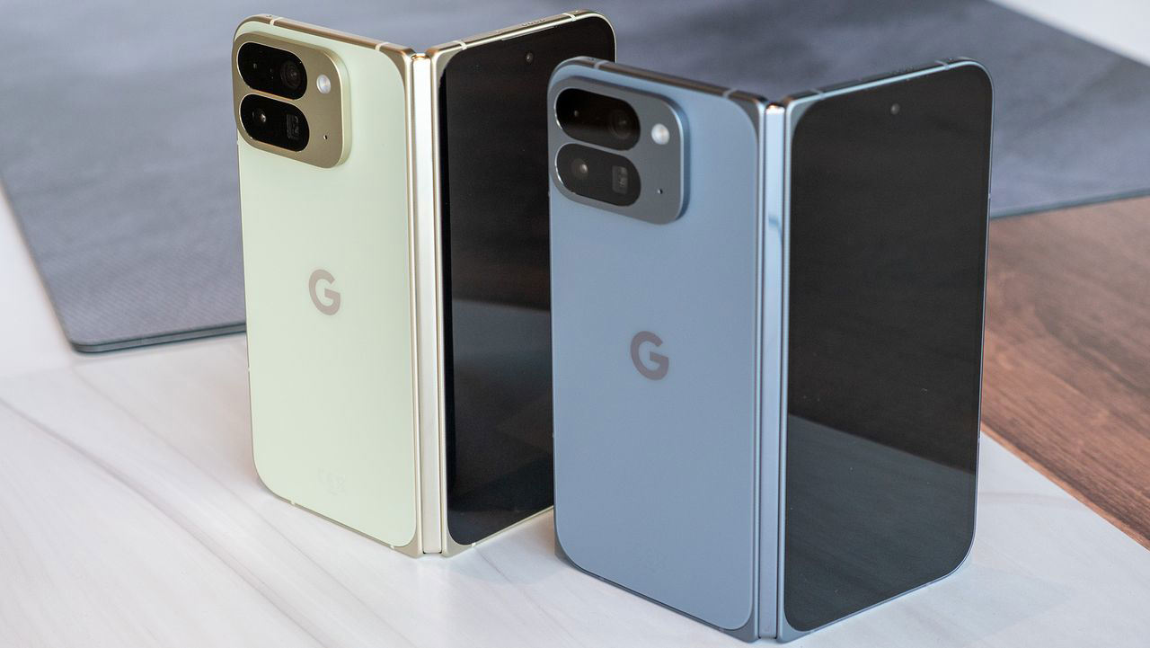 Два раскладных смартфона Google Pixel 10 Pro Fold в разложенном виде цвета Moonstone и Jade.