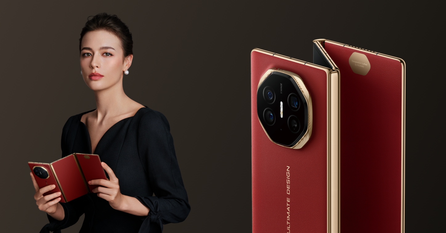 Девушка держит в руках роскошный складной смартфон Huawei Mate XT Ultimate Design красного цвета.
