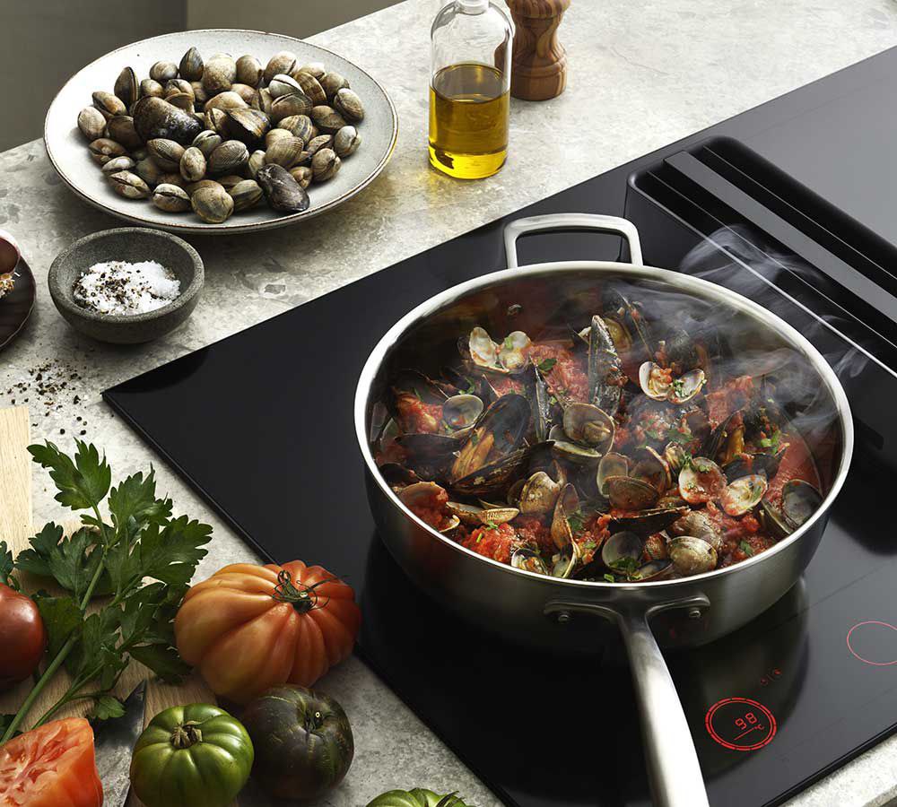 Приготовление морепродуктов на варочной поверхности со встроенной вытяжкой 