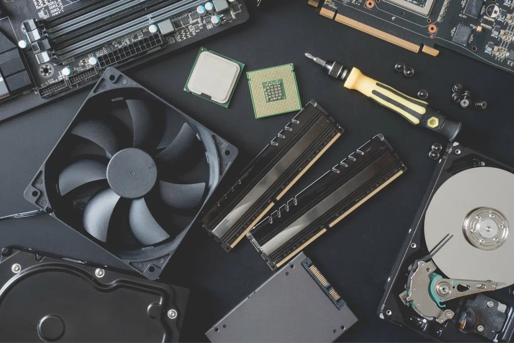 Комплектующие для компа SSD и кулер на темном фоне