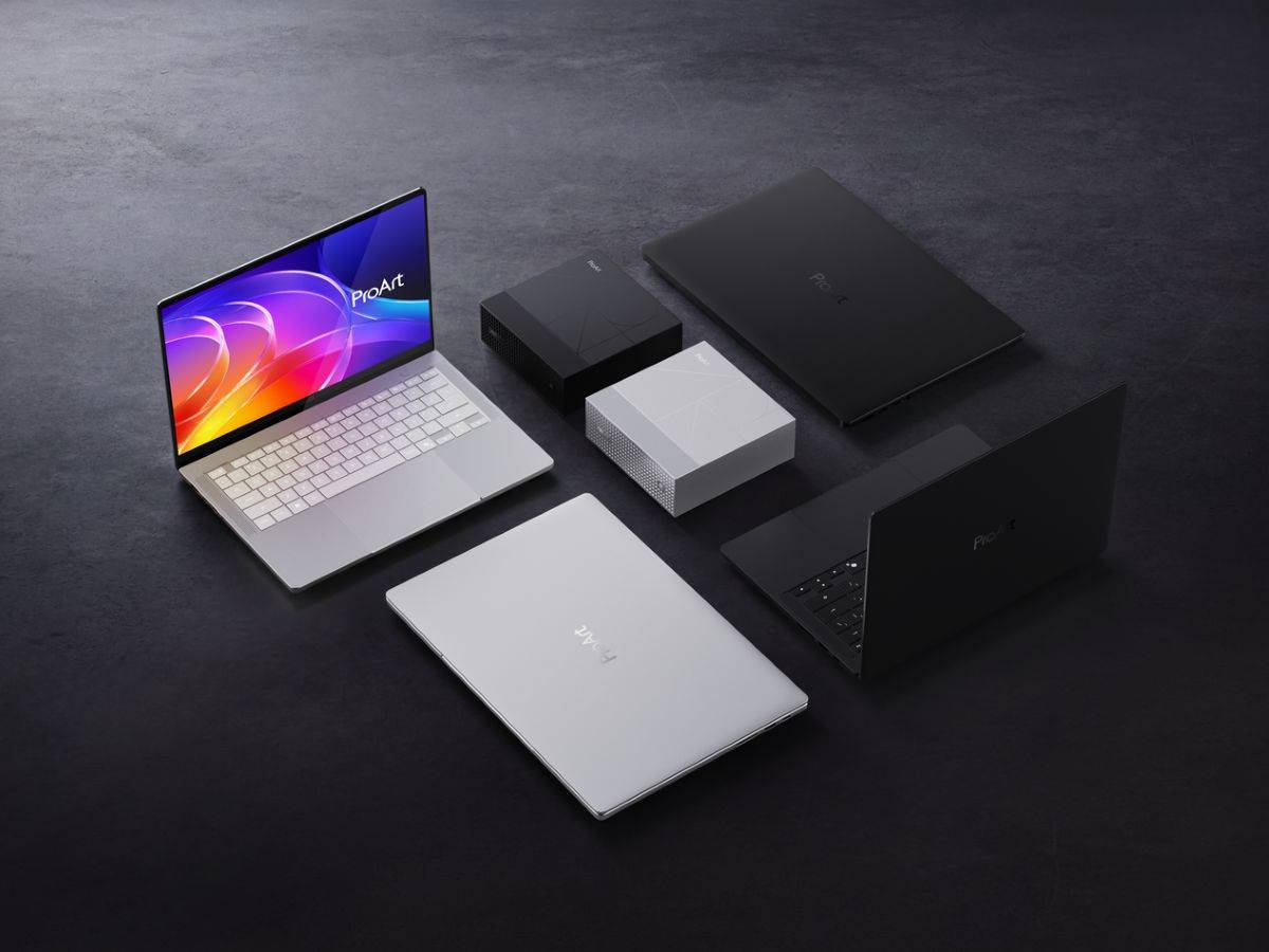 Стильный ноутбук ASUS ROG Strix Scar 18 с подсветкой стоит на черном столе 