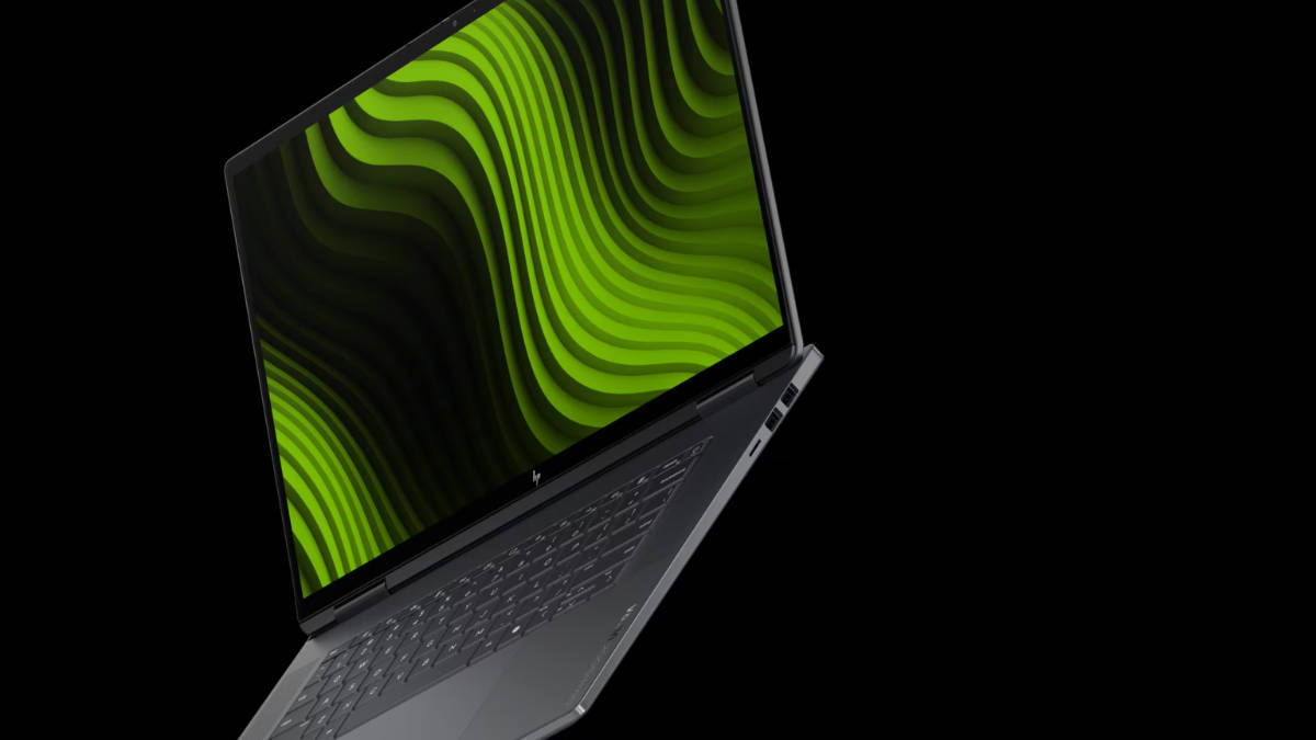 Ноутбук HP OmniBook Ultra 16 с абстракцией зеленого цвета на экране расположен на черном фоне