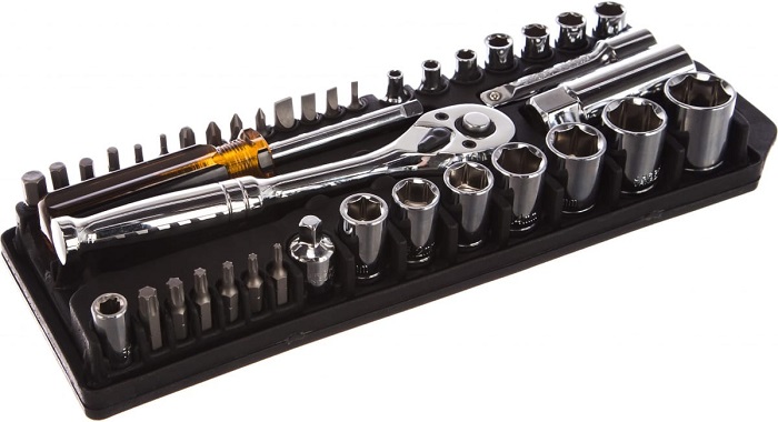 Отвертка трещоточная с набором бит и