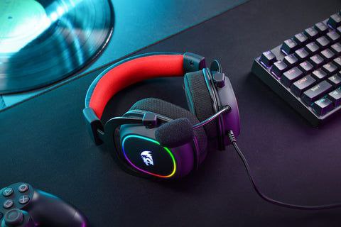 Игровые проводные наушники Redragon с RGB подсветкой на темном фоне