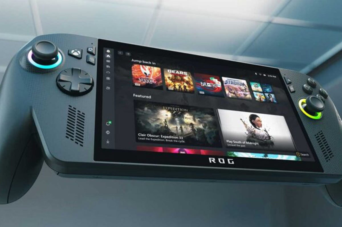 Игровая консоль ASUS ROG Xbox Ally X минималистичный фон, на экране меню с играми.