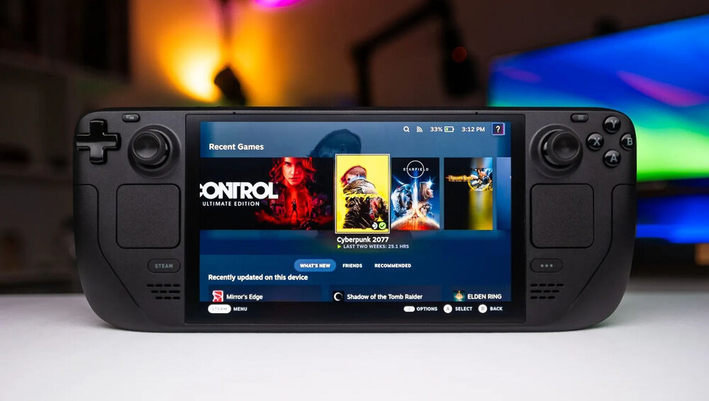 Консоль Steam Deck OLED черного цвета с играми на рабочем столе.