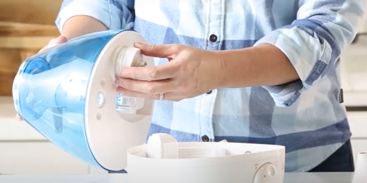 На картинке изображен процесс очистки и техобслуживания увлажнителя воздуха.